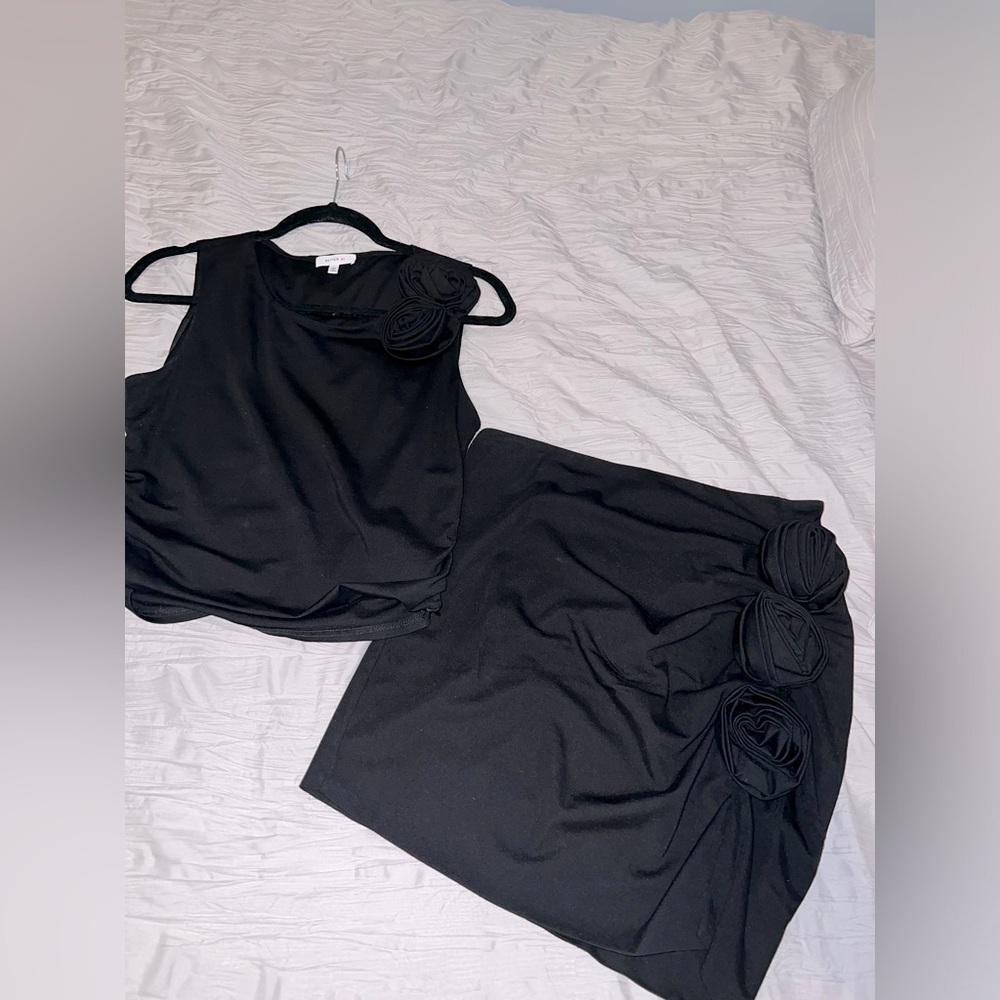 ‘Better Be’ Black floral set large honestly fits like medium/almost small.